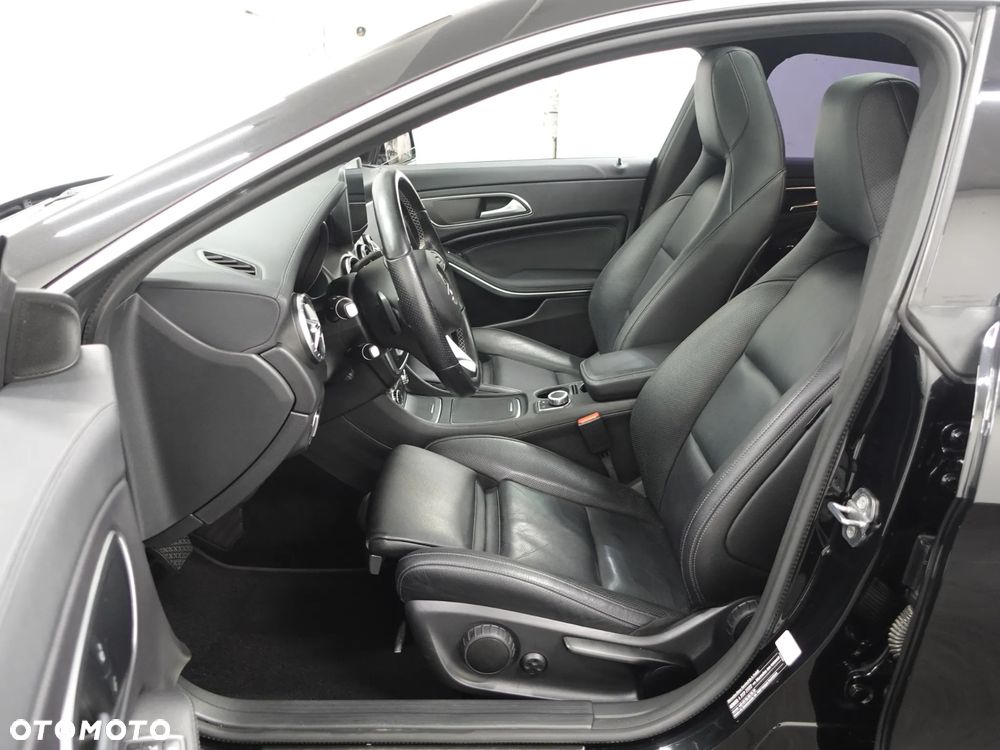 Mercedes-Benz CLA 180 7G-DCT - 21