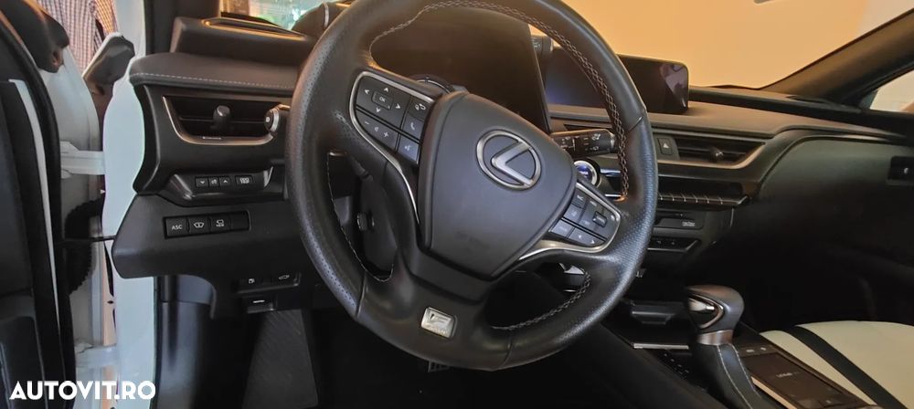 Lexus UX 250h (E-FOUR) F SPORT - 13