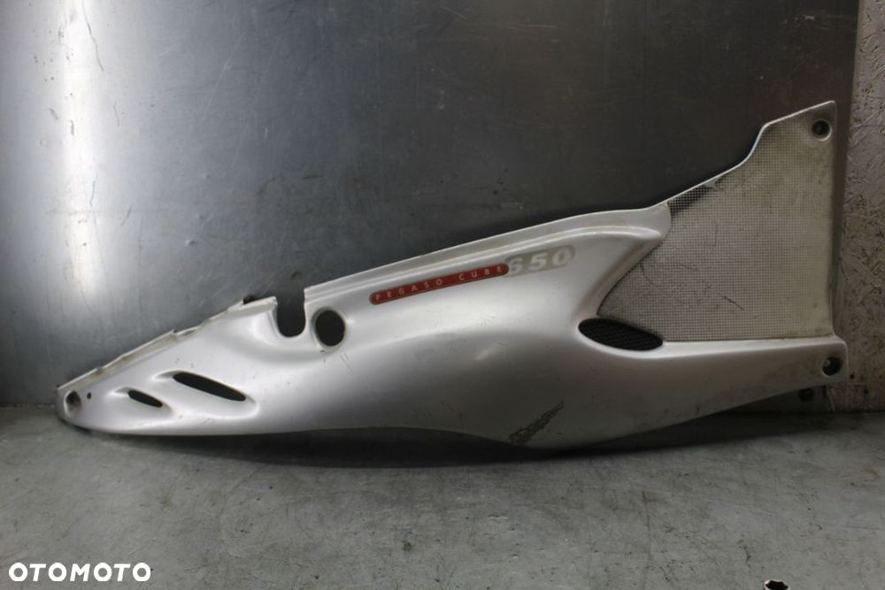 Aprilia Pegaso 650 Bok boczek ogon owiewka boczna prawa - 1