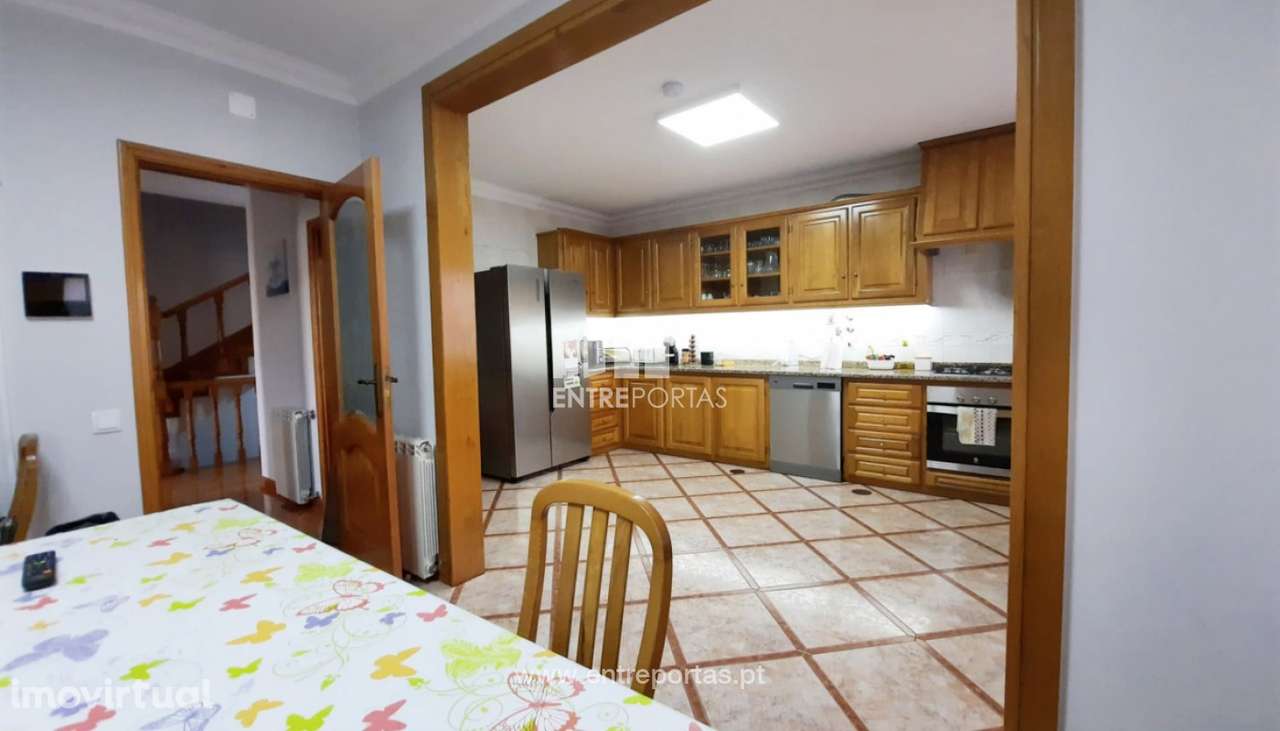 Venda de Moradia V4 com jardim, no centro da cidade da Póvoa de Varzi - Grande imagem: 5/26