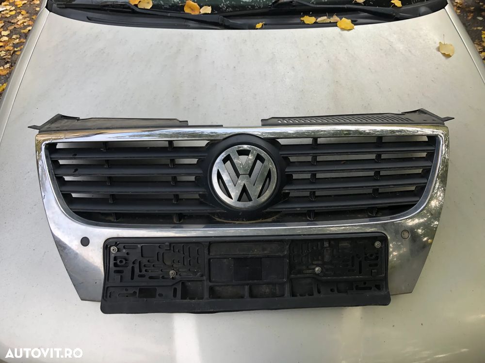 Grila centrala VW Volkswagen Passat B6 model cu senzorii parcare chrom