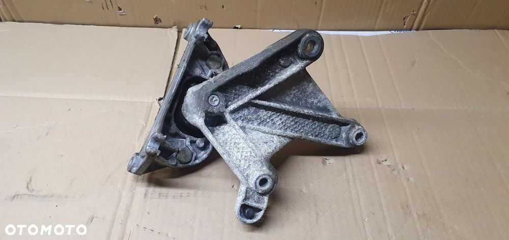 Łapa poduszka silnika Renault Megane II 1.9 DCI 8200209324 8200043084 - 3