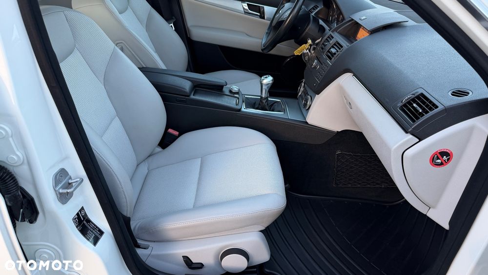 Mercedes-Benz Klasa C 180 Kompressor BlueEFFICIENCY Avantgarde - 31