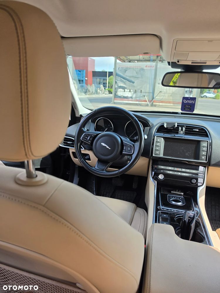 Jaguar XE 2.0 D Prestige - 6