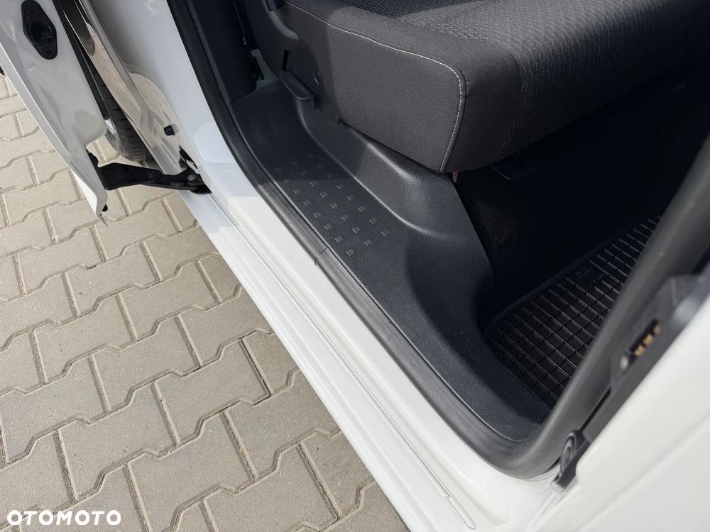 Volkswagen CADDY MAXI ORYGINAŁ KOMBI VAN MINIBUS 5 Osobowy 2x Boczne drzwi + tylne 2 skrzydłowe, Mocny 2.0TDI DFSD Euro6, Alarm, Czujniki cofania, Servotronic, Awaryjne ham.. ANB, Spec. wyciszenie, Bezwypadkowy pełen serwis ZADBANY ! Podwójne resory tylnej osi - WZMOCNIONE ZAWIESZENIE KOŁA 16' ! MODEL 2020 - 28
