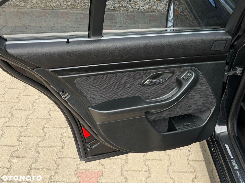 BMW Seria 5 520i - 23