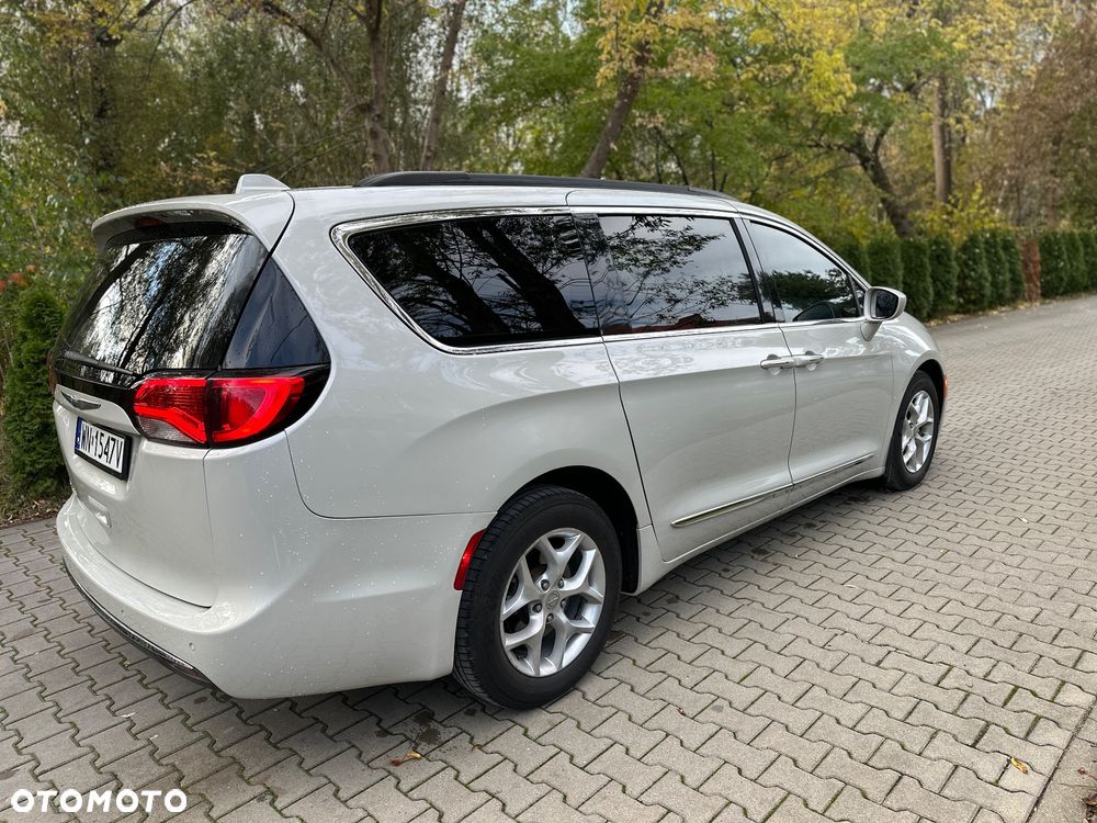 Chrysler Pacifica - 5