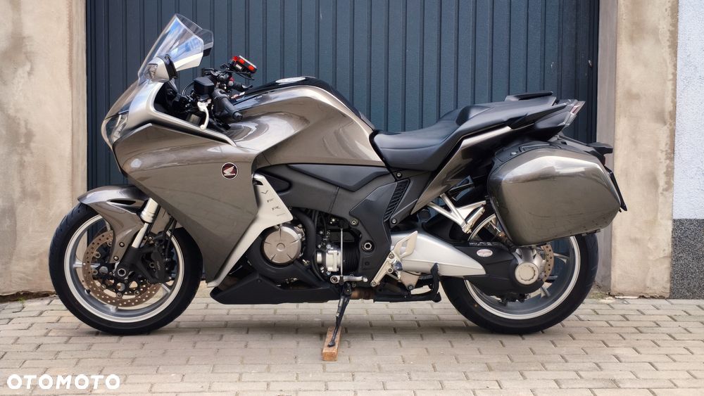 Honda VFR - 2