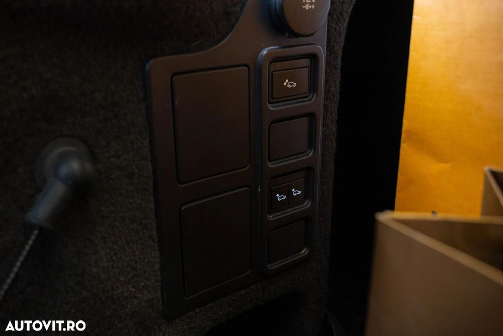 Land Rover Discovery 3.0 L SD6 HSE Luxury - 35