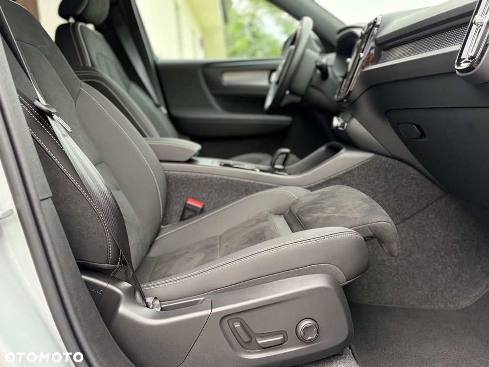 Volvo XC 40 B3 B DKG Ultra Black Edition - 17