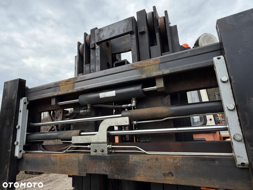 O&K V80 Wózek Widłowy Niemiecki Producent O&K. Silnik DEUTZ 90 km. Udźwig 8 ton. Gabarytowo mała maszyna z Wielkim udźwigiem. Podwójne Koła. Regulacja wideł i Karetki Hydrauliczna. Maszt TRIPLEX. niski przebieg 5790h. Maszyna Pochodzi z Norweskiej Komuny! Nie posiada luzów i wycieków Jazda Hydrostatic. Stan Perfekcyjny! DIESEL. Opony Nowe. Okazja - 33