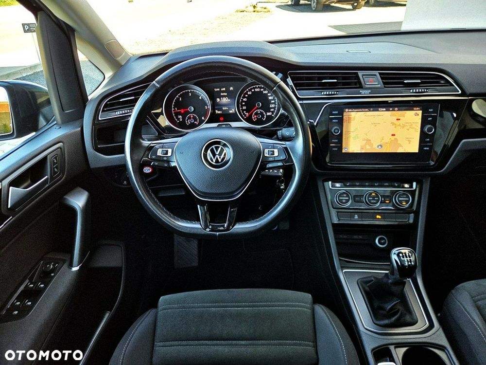 Volkswagen Touran - 12