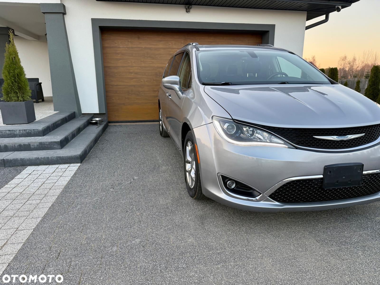Chrysler Pacifica - 2