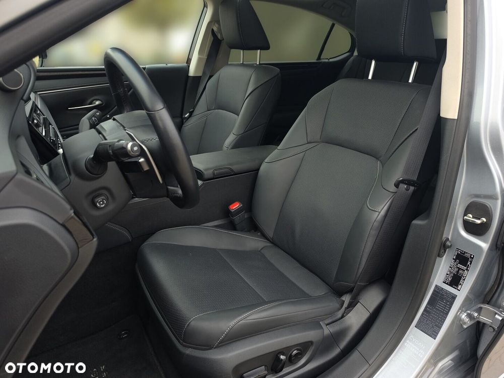 Lexus ES 300h Business Edition - 11