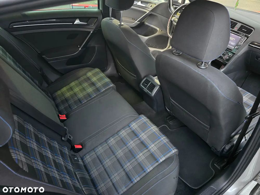 Volkswagen Golf - 21