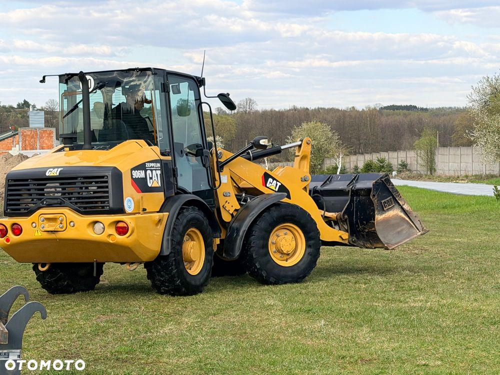 Caterpillar Ładowarka łamana 906M Cat łyżka widły 907 908 5 6 ton SZYBKOZŁĄCZE HYDRAULICZNE dodatkowe linie ZAMIATARKA za dopłatą - 27