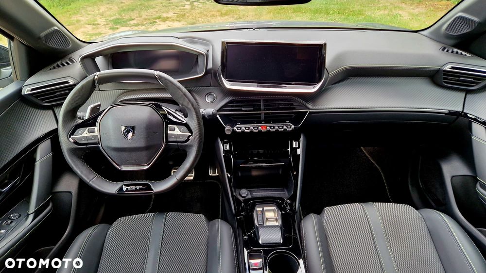 Peugeot 208 - 8