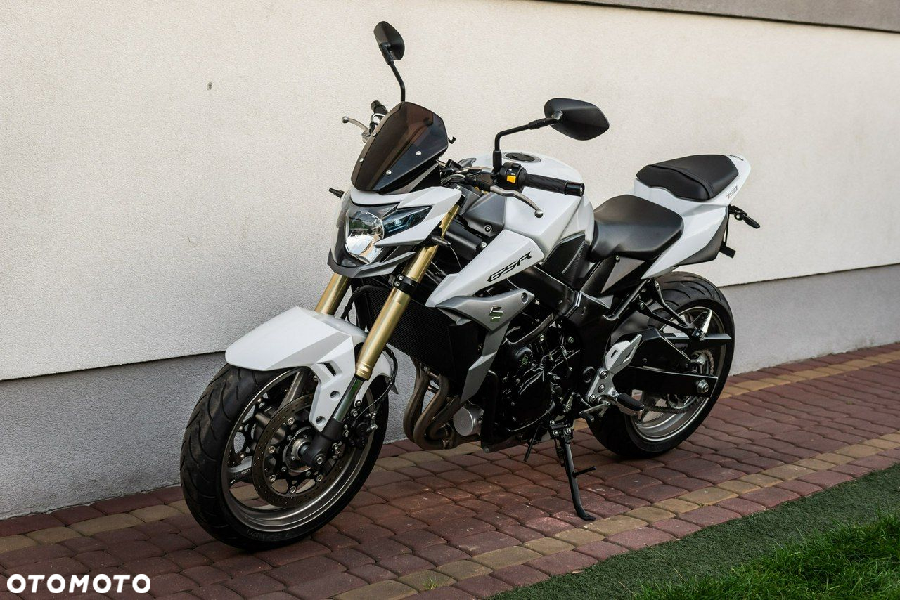 Suzuki GSR - 6