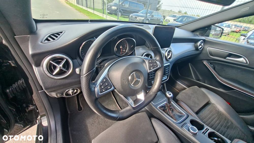Mercedes-Benz CLA 180 AMG Line - 18