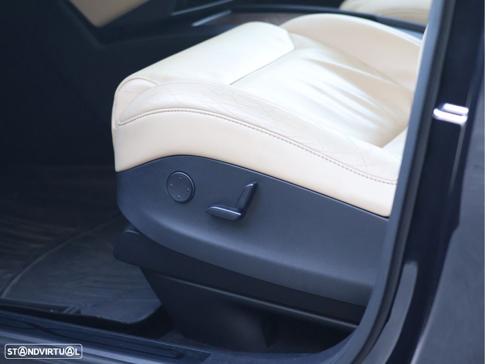 Tesla Model X 90D - 28