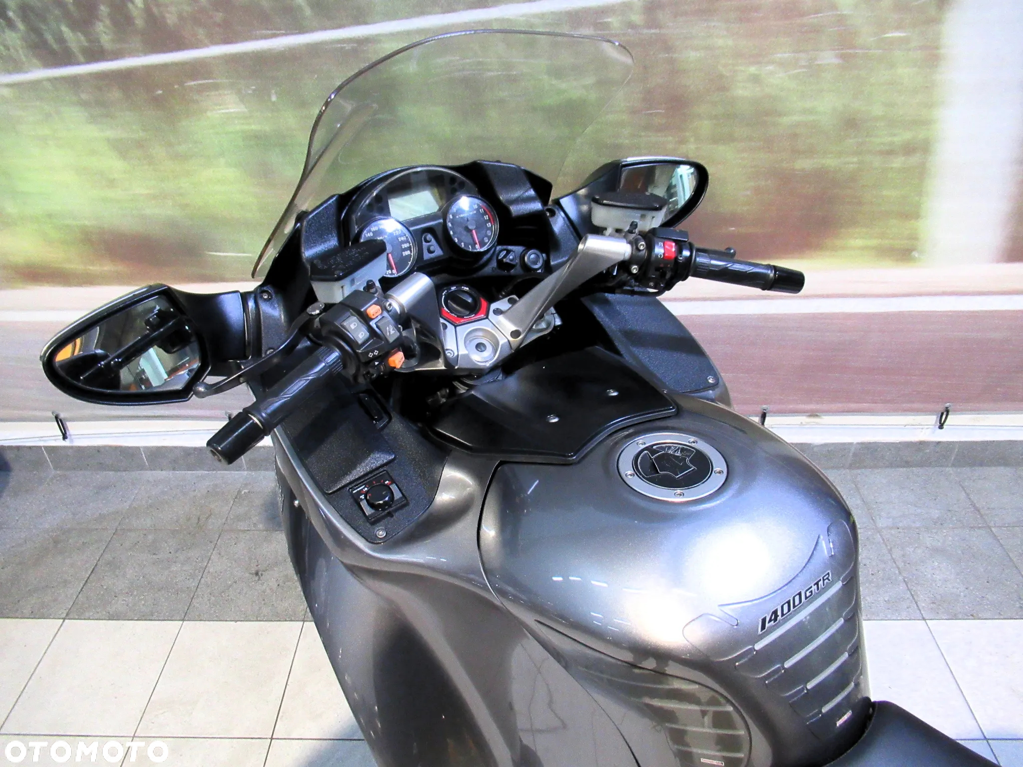 Kawasaki GTR - 12