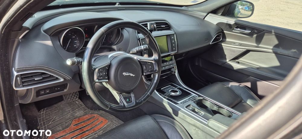 Jaguar XE - 16