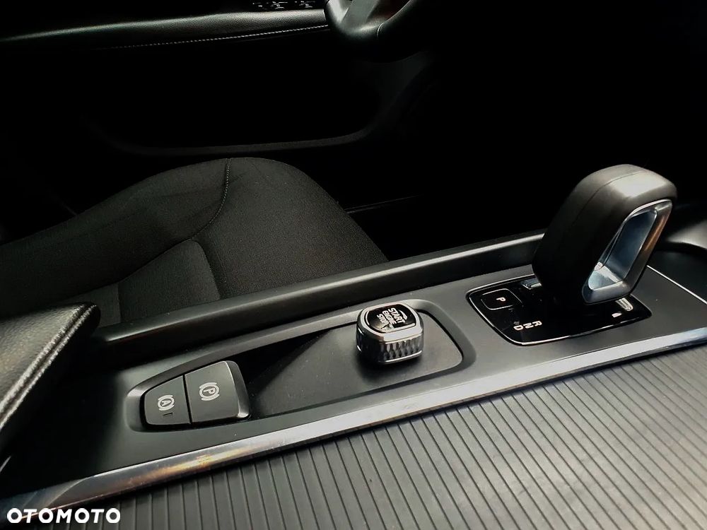 Volvo V60 B3 B DKG Momentum Pro - 14