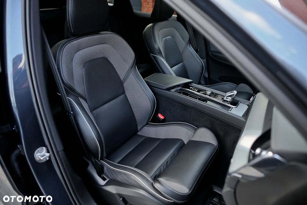 Volvo XC 60 B4 D AWD Ultimate Dark - 23