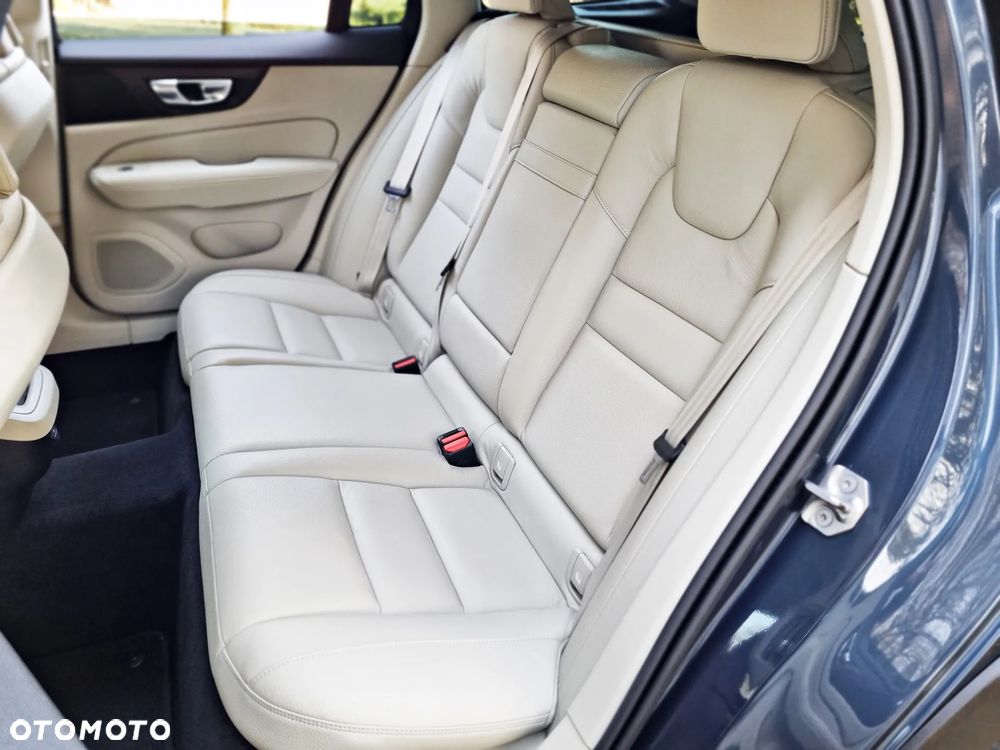 Volvo V60 Cross Country B5 B AWD Plus - 24