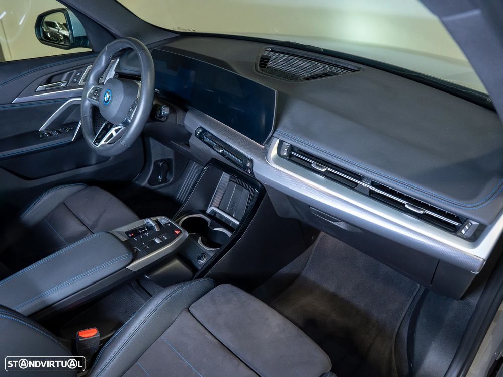 BMW iX1 eDrive20 Pack Desportivo M - 6