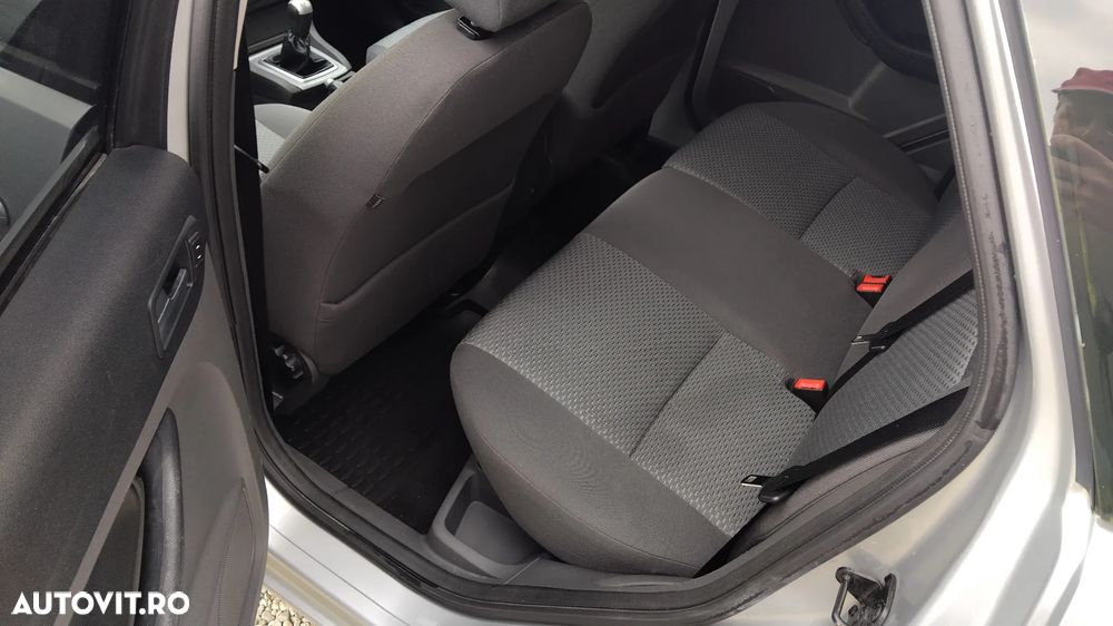 Ford Focus 1.6i Ghia - 12