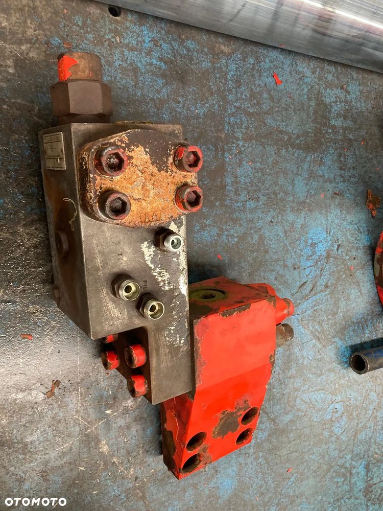 Zamek siłownika Liebherr - 2