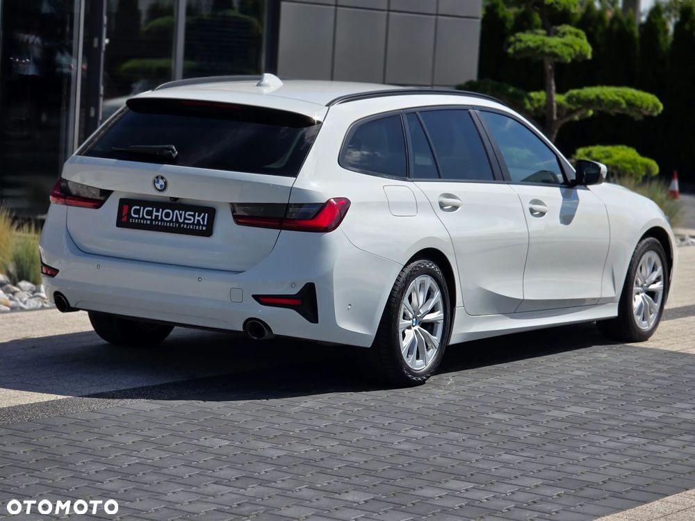 BMW Seria 3 318i Sport - 32