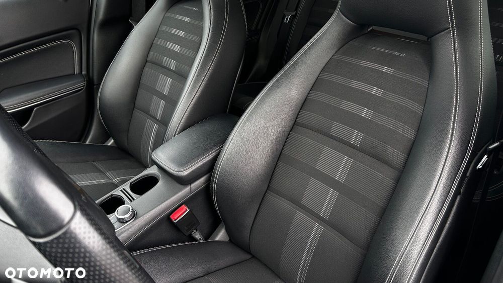 Mercedes-Benz GLA 200 7G-DCT Style - 12