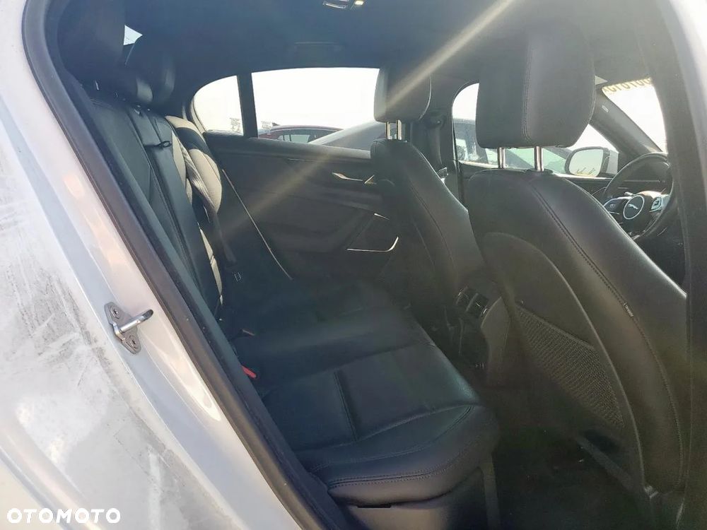 Jaguar XE 2.0 P250 R-Dynamic S - 11