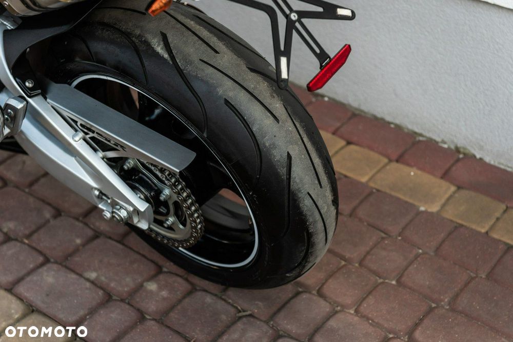 Suzuki GSR - 10