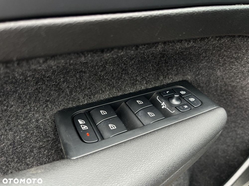 Volvo XC 40 B3 Ultra Dark - 16