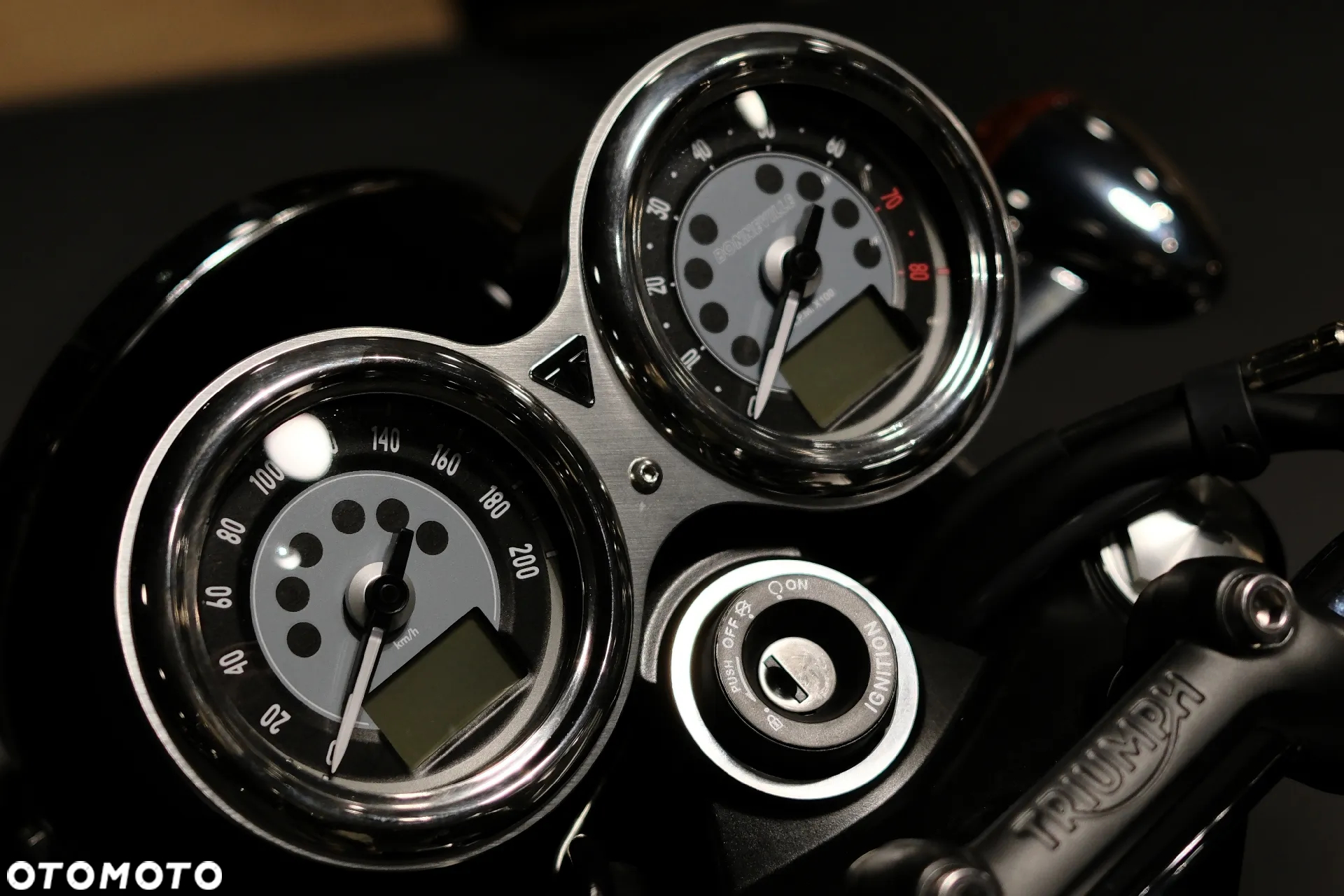 Triumph Bonneville - 9