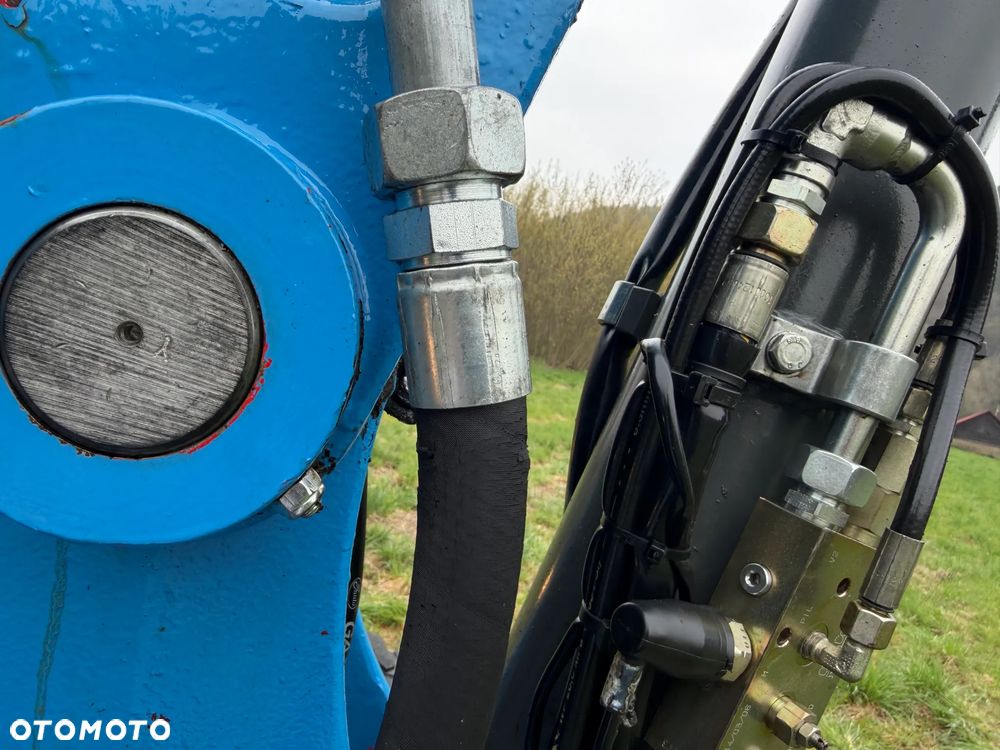 Wacker Neuson 6503 Koparka Kołowa 7ton. Nowe Podwójne Opony z felgami dodatkowe! Niski Przebieg. Maszyna w Bardzo ładnym Stanie. Pochodzi z Komuny Norweskiej. Silnik YANMAR 65KM. Zero luzów wycieków 2 łyżki Okazja. Maszyna pracowała sporadycznie przy lekkich pracach publicznych. Zero zużycia. Dekra 2026r Dokumentacja. Stabilizatory. Zamki na tłokach. 3 sekcje Hydrauliczne. Szybka wolna Jazda. Silnik YANMAR - 21