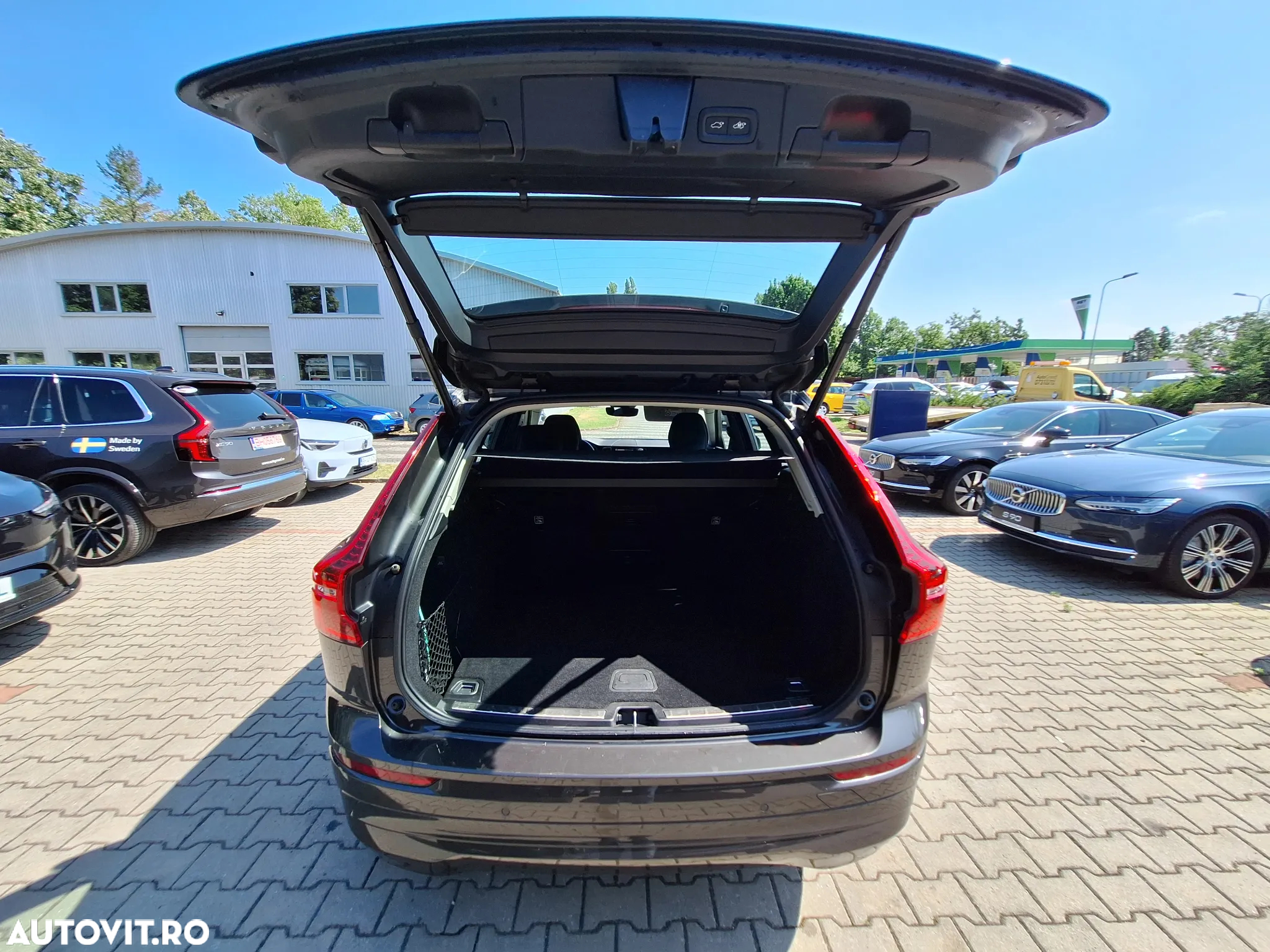 Volvo XC 60 B4 MHEV AWD Momentum Pro - 34
