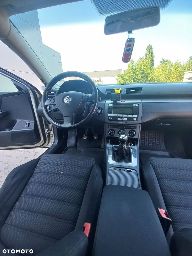 Volkswagen Passat 1.9 TDI DPF BlueMotion - 22