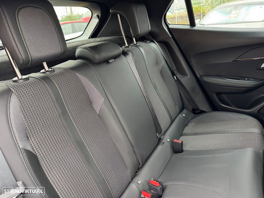 Peugeot 2008 PureTech 130 GT — fotografia 14