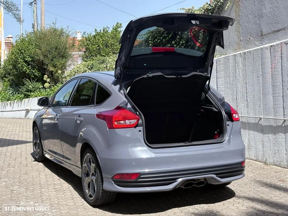 Ford Focus 2.0 EcoBoost ST c/ Pack Pele Desportiva - 27