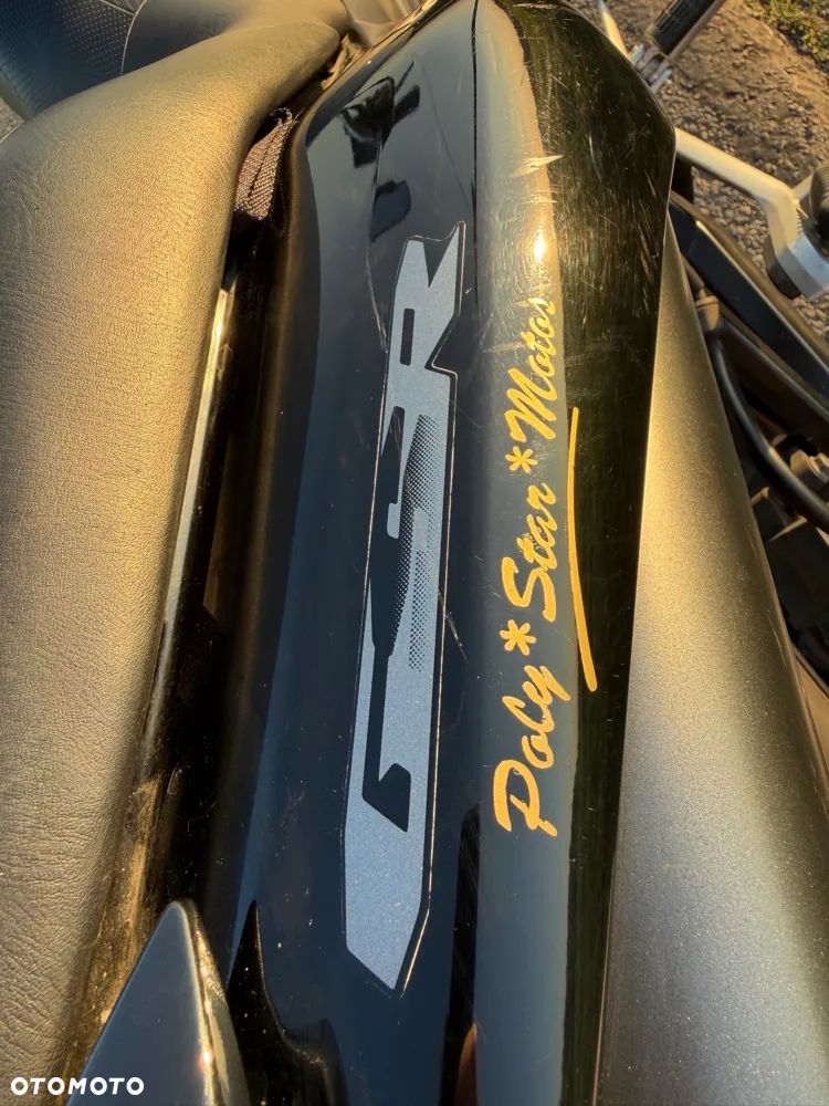 Suzuki GSR - 14