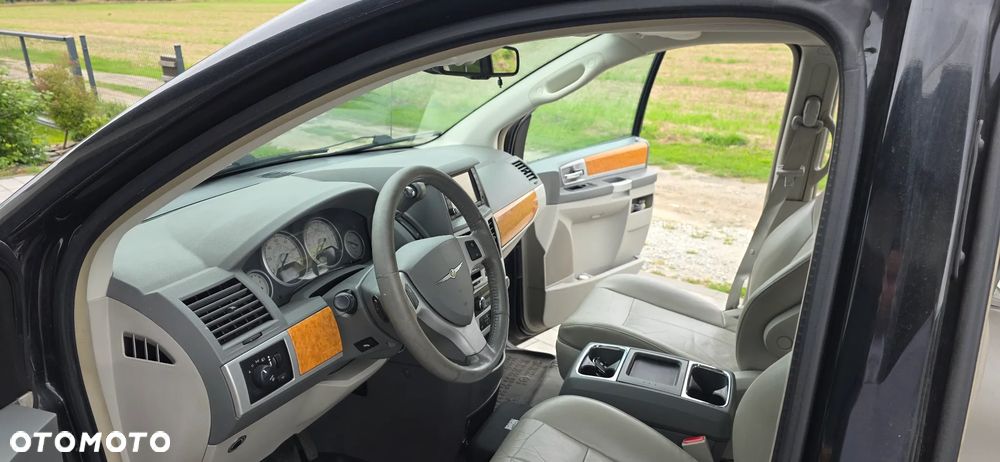 Chrysler Town & Country - 6