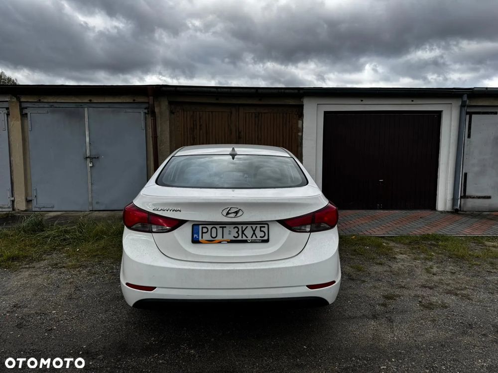 Hyundai Elantra - 12