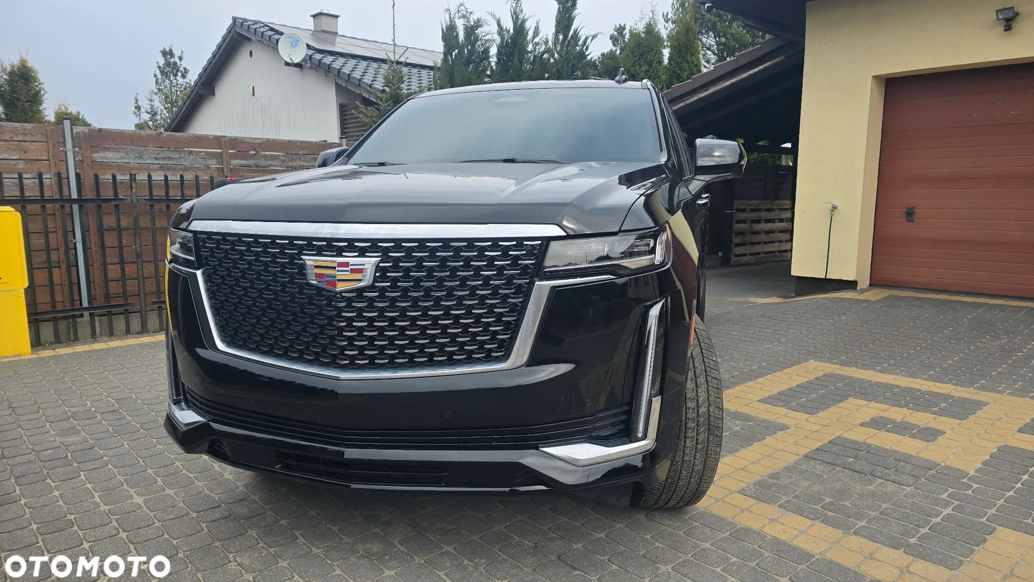 Cadillac Escalade - 1