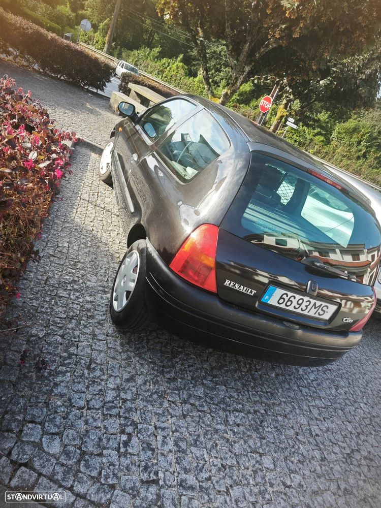 Renault Clio 1.9 D RN — fotografia 12