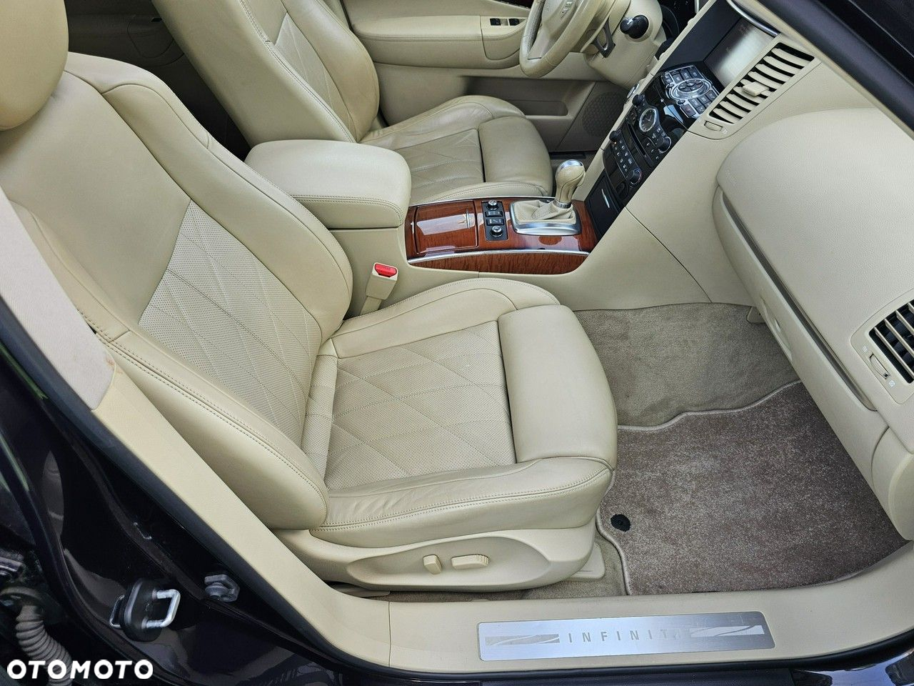 Infiniti QX70 - 32