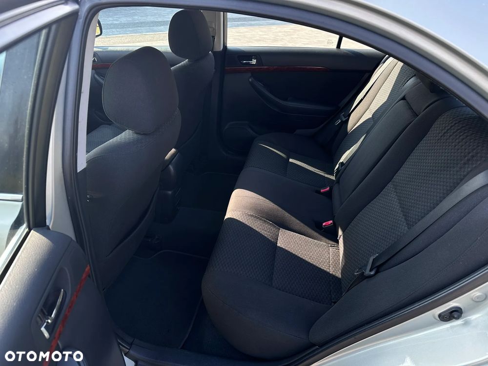 Toyota Avensis 2.0 VVT-i High - 11